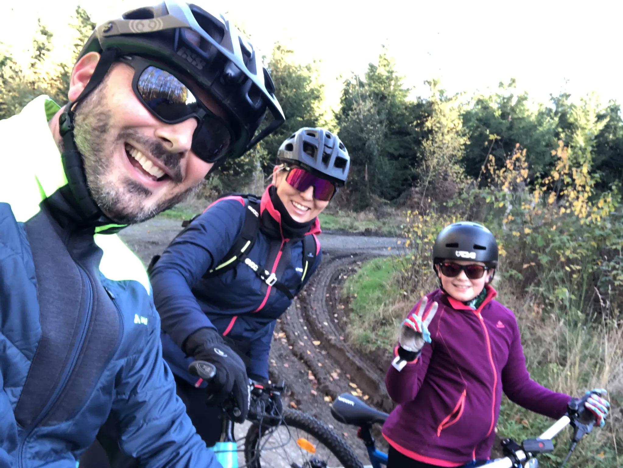 Familie beim Biken im Wald